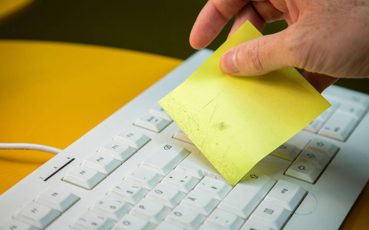 Schmutz und Staub haftet an einem Klebezettel