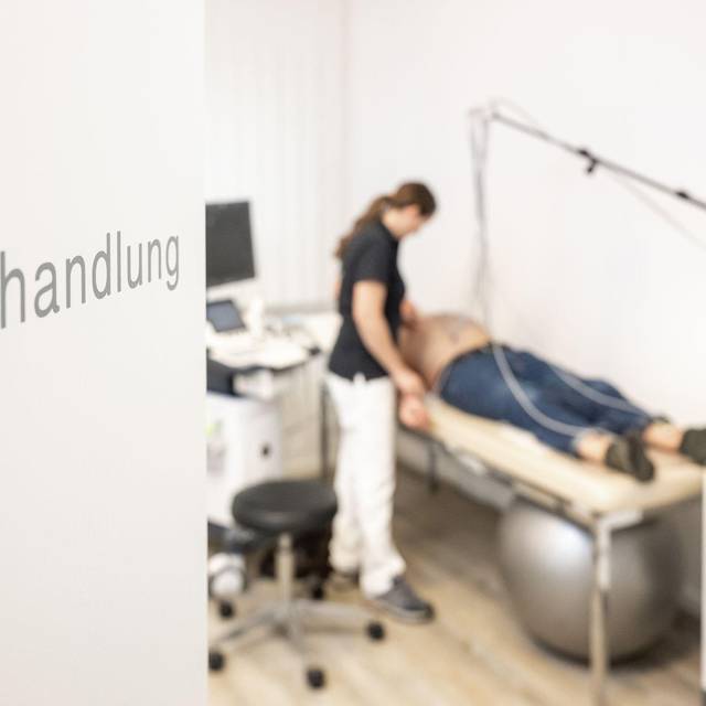 Sprechstundenhilfe bereitet Patienten auf Ruhe-EKG vor