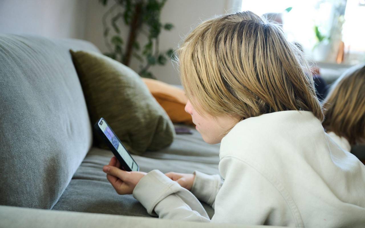 Symbolbild - Smartphone-Nutzung bei Kindern