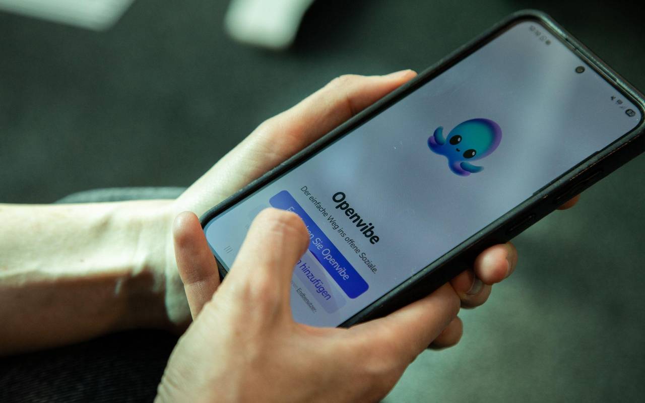 Eine Frau nutzt die App Openvibe auf dem Smartphone