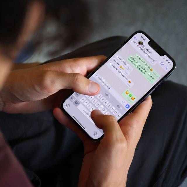 Jugendlicher schreibt eine WhatsApp-Nachricht