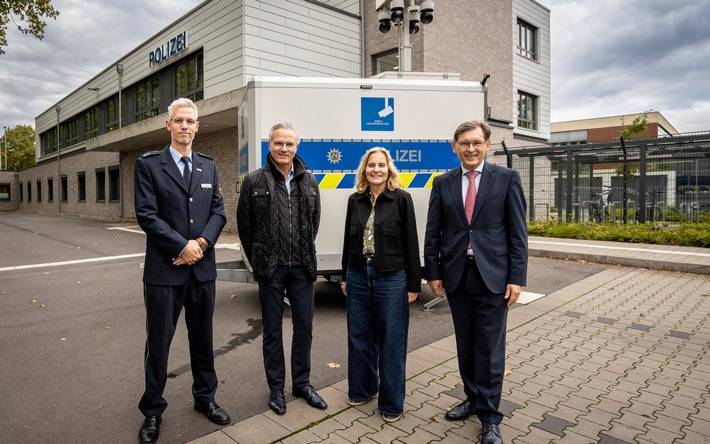 Polizeioberrat Felix Horn, Stadtdirektor Dr. Frank Burbulla, Polizeipräsidentin Christine Frücht und Oberbürgermeister Dr. Frank Dudda an der mobilen Videobeobachtungsanlage. Foto: Thomas Schmidt / Stadt Herne