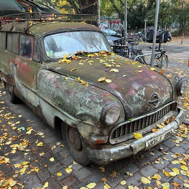 Ein alter Opel in Berlin