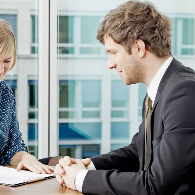 Ein Mann und eine Frau in einem Mitarbeitergespräch