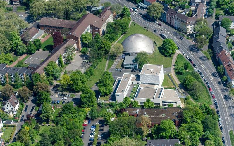 Synagoge und Planetarium sind ein Blickfang