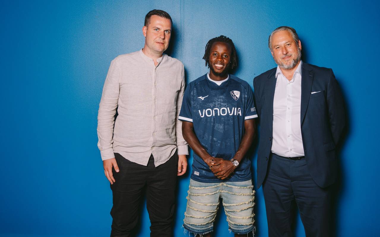 VfL Bochum Sportvorstand Marc Lettau, Offensivspieler Aliou Baldé und VfL Bochum Geschäftsführer Ilja Kaenzig (v.l.n.r.)