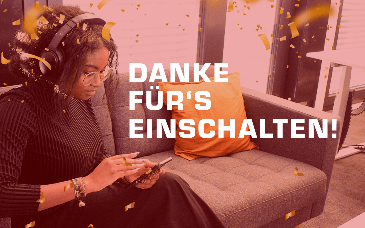 Frau mit Kopfhörern und Smartphone hört Podcast