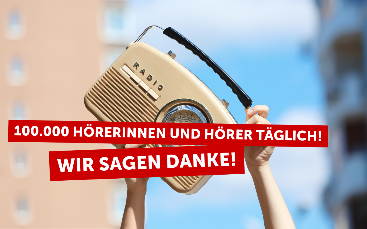 Radio wird in die Lust gehalten