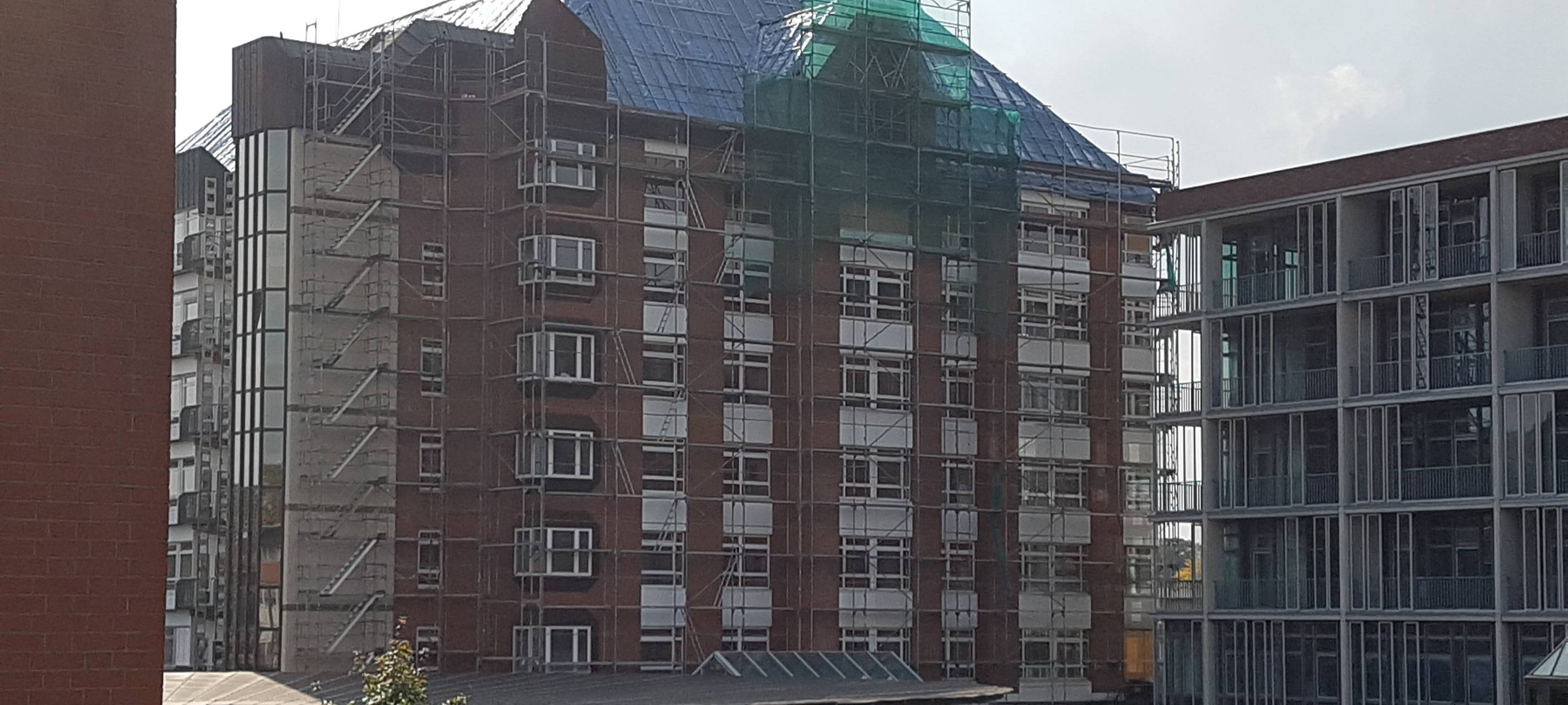 Das Foto zeigt das Gebäude 1 des Bochumer Bergmannsheilkrankenhauses ein Jahr nach dem Brand.