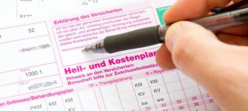 Mann beim Unterschreiben des Heil- und Kostenplanes