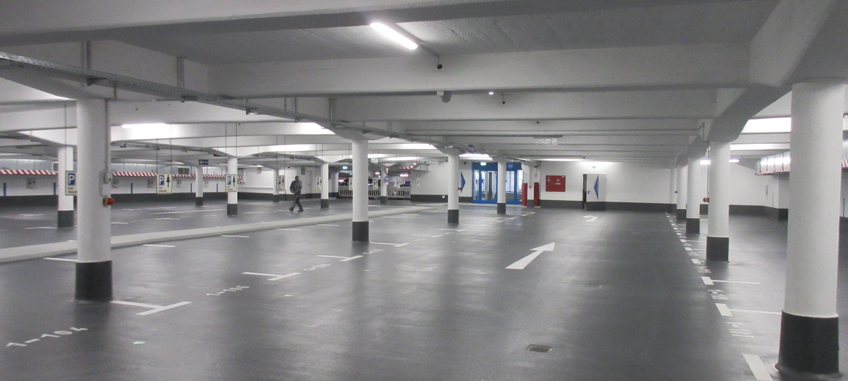 Saniertes Parkhaus unter dem Dr Ruer Platz, aufgenommen am 13.10.2017.