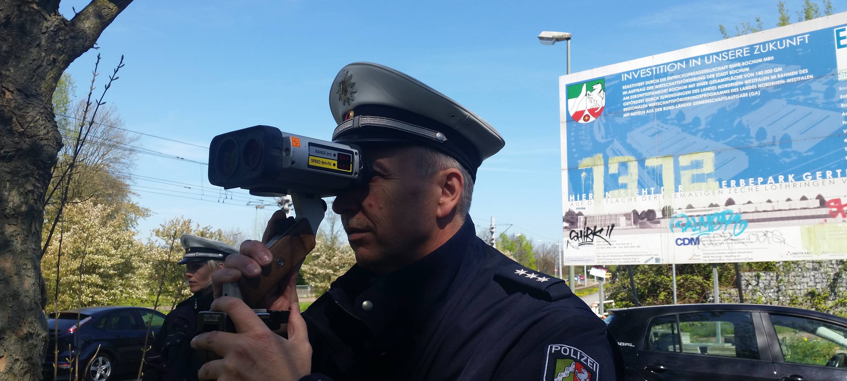 Polizist mit Blitzer