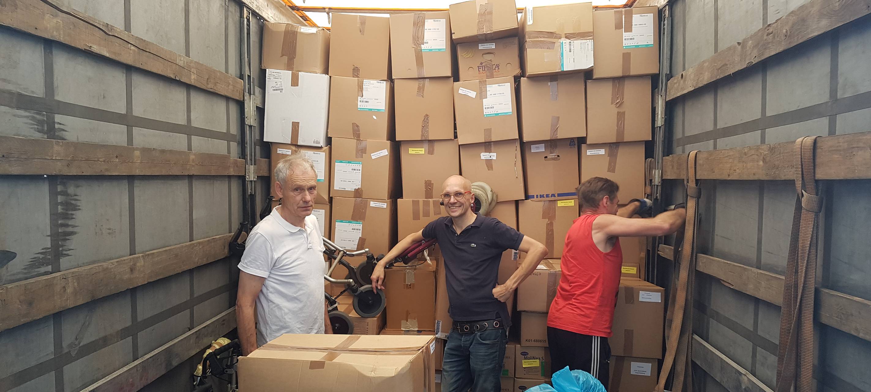 Der LKW der Gesellschaft Bochum-Donezk wird beladen. Links: Theo Weghaus, Mitte: Claus Pasel