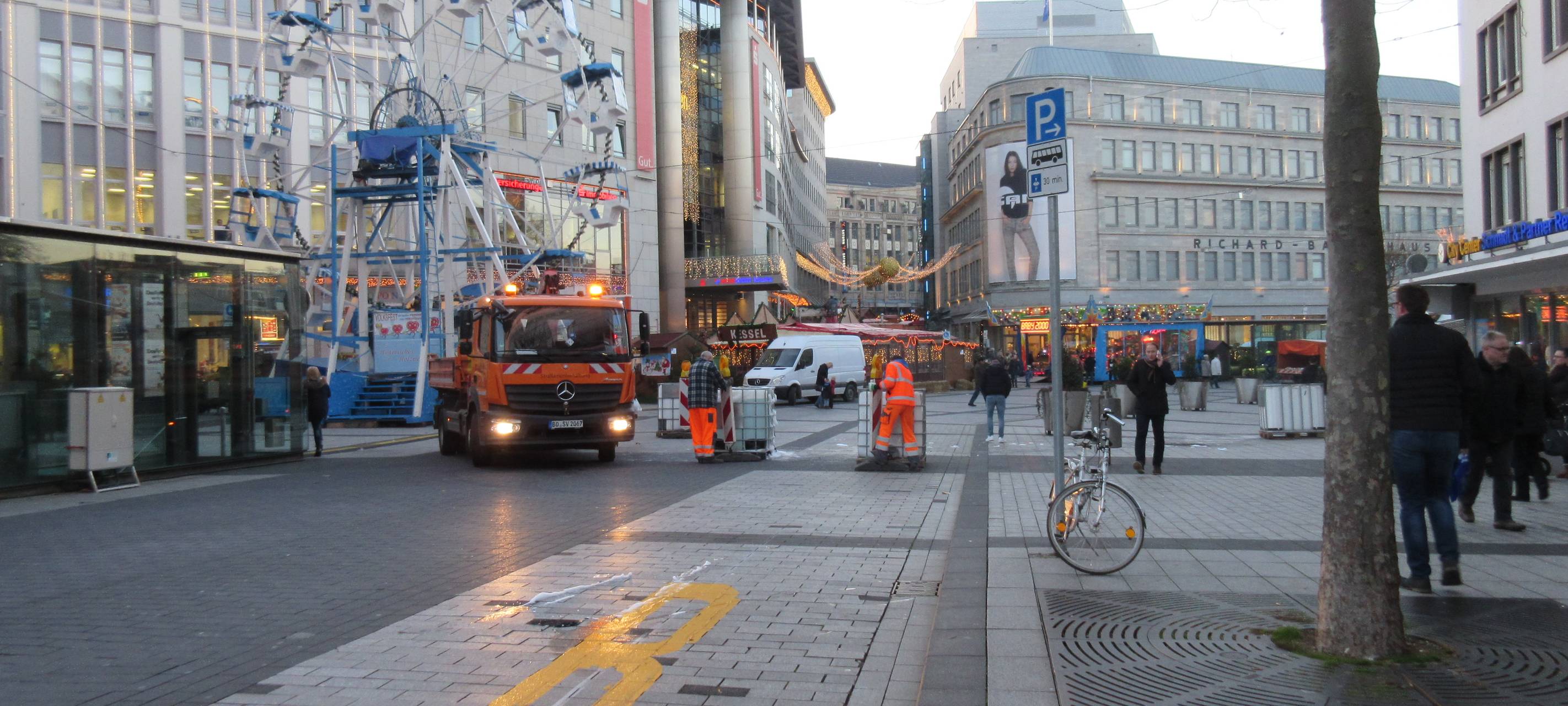 Straßensperre auf dem Boulevard - andere Seite