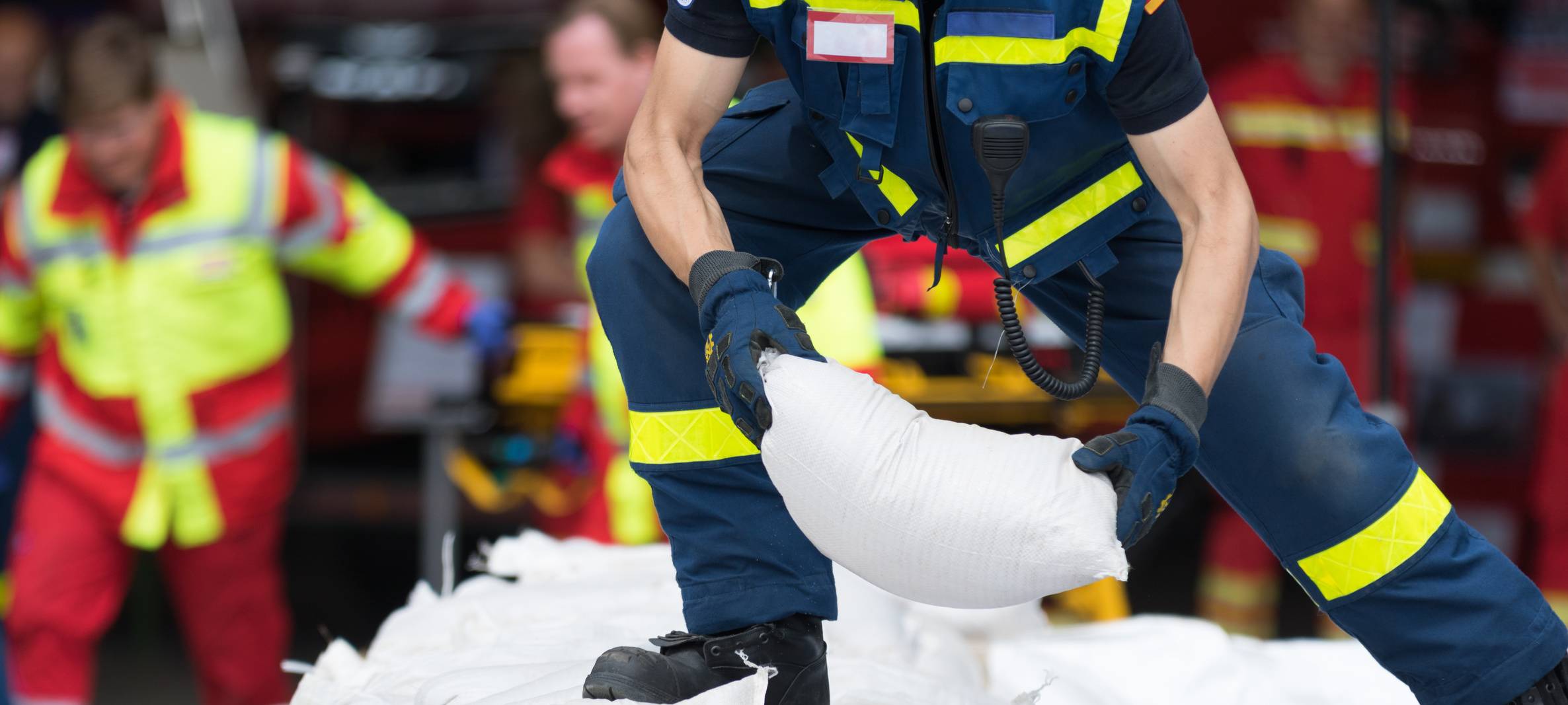 Ein Helfer transportiert Sandsäcke (Symbolbild). 
Bei Verwendung in Social Media muss die Bildquelle am Bild genannt werden; bei Verwendung als Nachrichtenbild spielt das System diese automatisch mit aus.