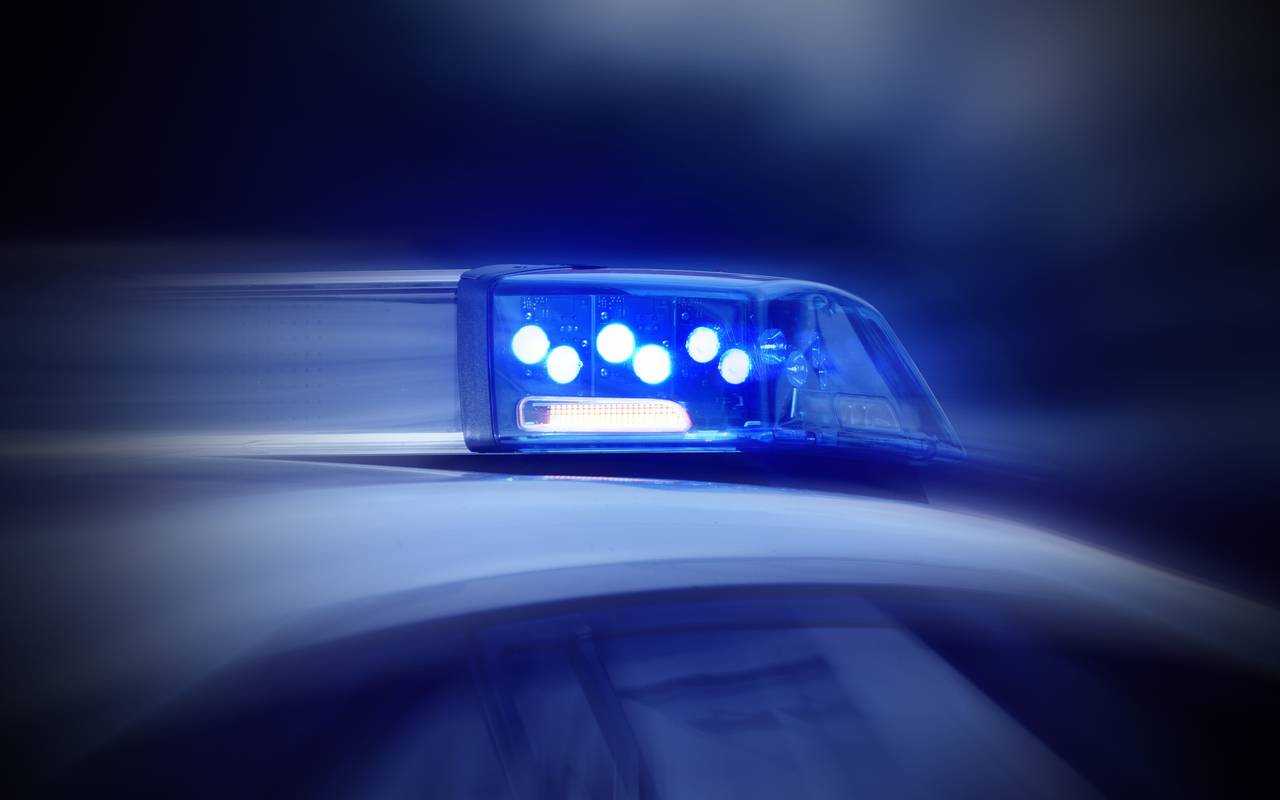 Polizeiauto mit eingeschaltetem Blaulicht in Nahaufnahme (Symbolbild). Bei Verwendung in Social Media muss die Bildquelle am Bild genannt werden; bei Verwendung als Nachrichtenbild spielt das System diese automatisch mit aus.