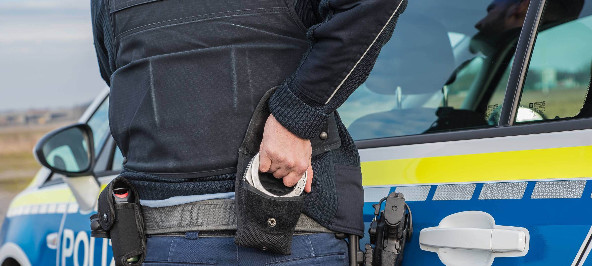 Ein Polizist nutzt Handschellen zur Festnahme (Symbolbild). 
Bei Verwendung in Social Media muss die Bildquelle am Bild genannt werden; bei Verwendung als Nachrichtenbild spielt das System diese automatisch mit aus.