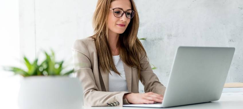 Frau arbeitet am Laptop