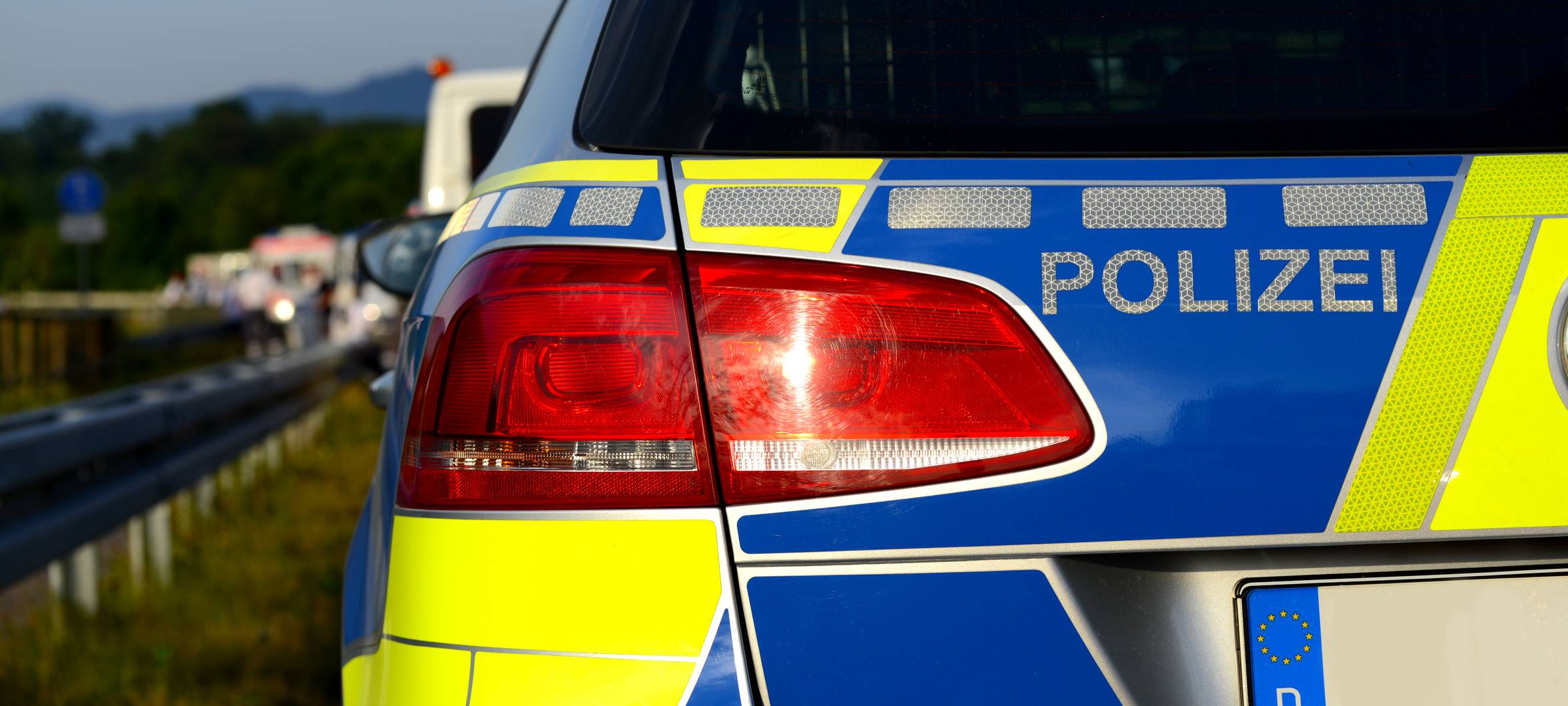 Ein Einsatzfahrzeug der Polizei (Symbolbild).
Bei Verwendung in Social Media muss die Bildquelle am Bild genannt werden; bei Verwendung als Nachrichtenbild spielt das System diese automatisch mit aus.