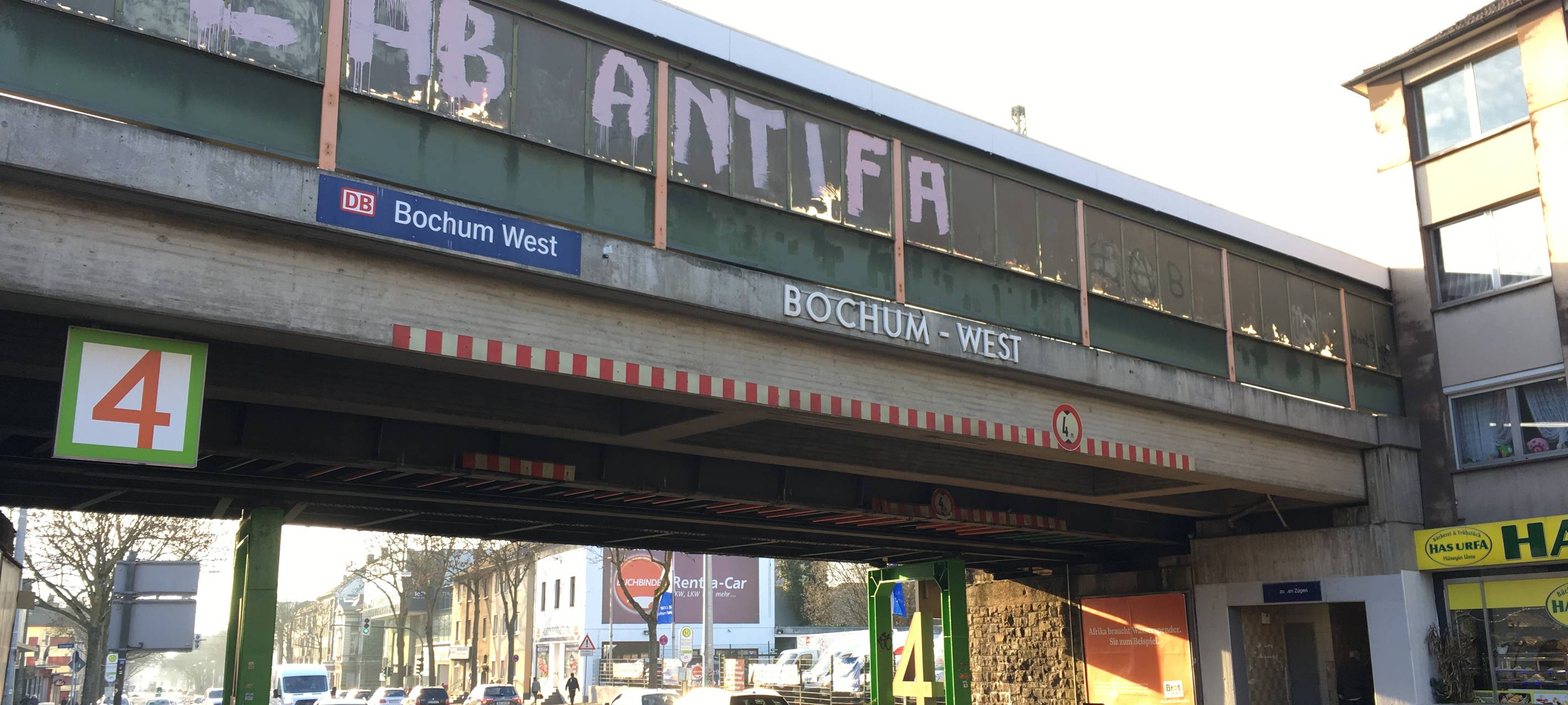 Bochum: Licht und Schatten bei Bahnhöfen