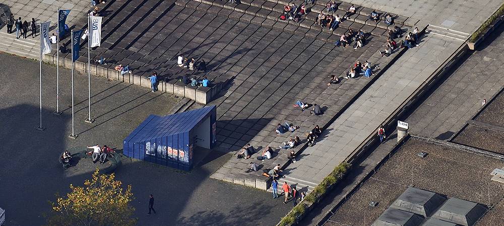 Studenten auf dem Campusgelände
