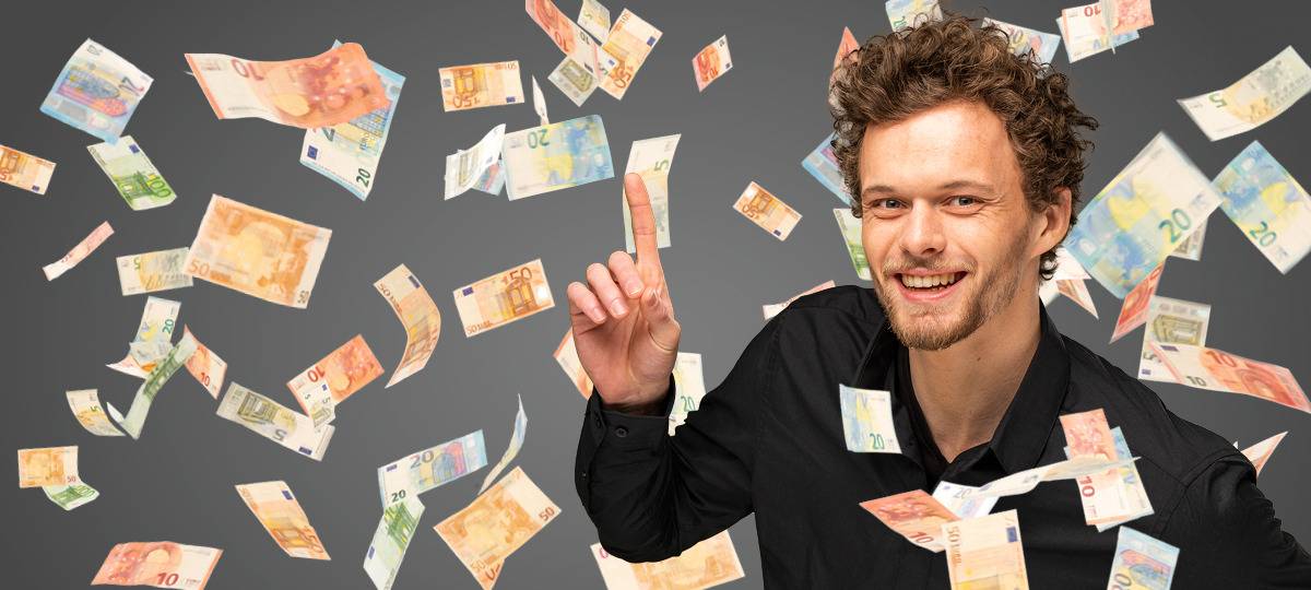 Radio Bochum-Morgenmacher Felix Groß steht im Regen von Geldscheinen im Rahmen der Aktion Scheine für Vereine.