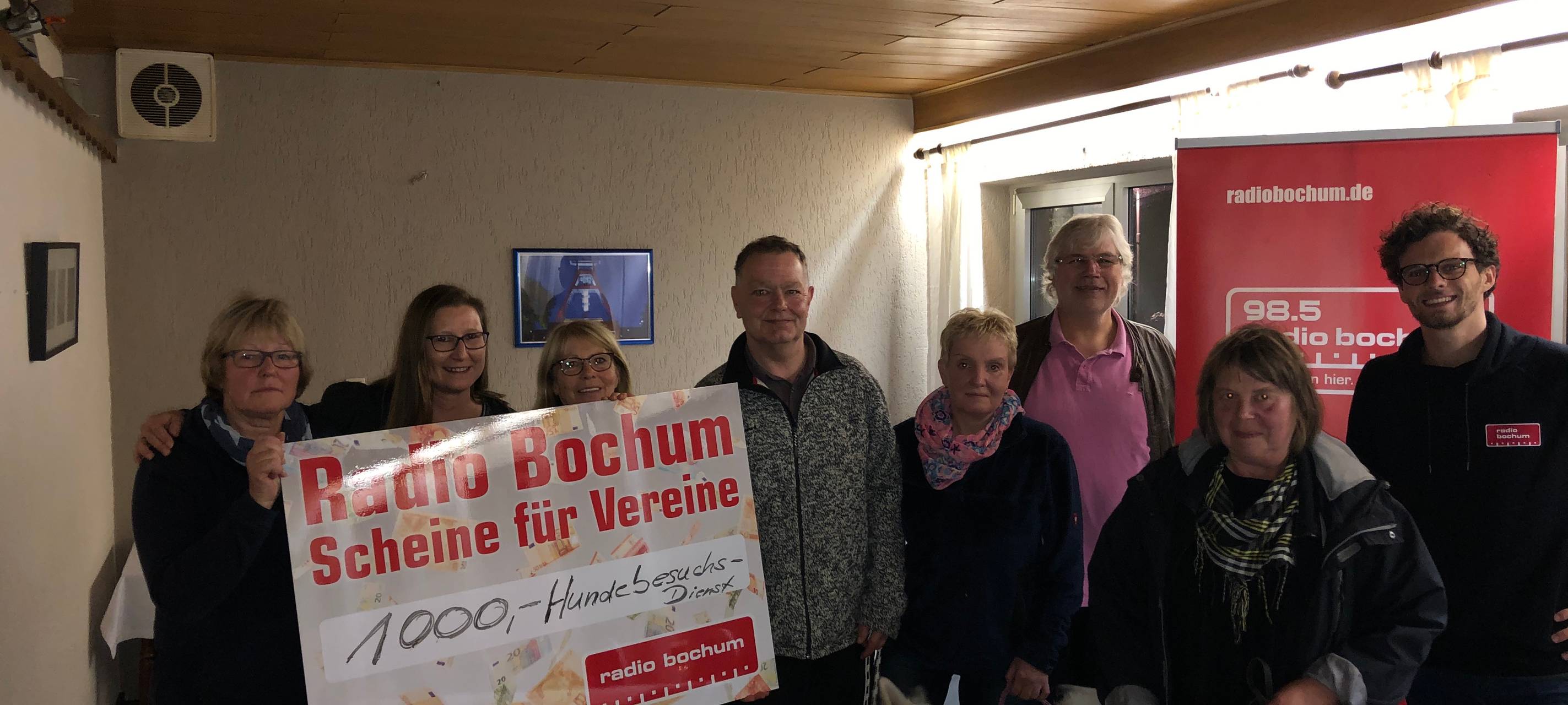 1000 Euro für den Hundebesuchsdienst - die Vereinsmitglieder gehen regelmäßig mit ihren eigenen Tieren in Altenheime in ganz Bochum.