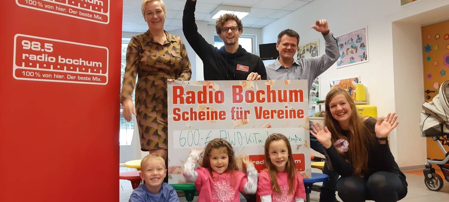 Morgenmacher Felix Groß übergibt den Check an den Förderverein AWO Kita Josephinenstraße