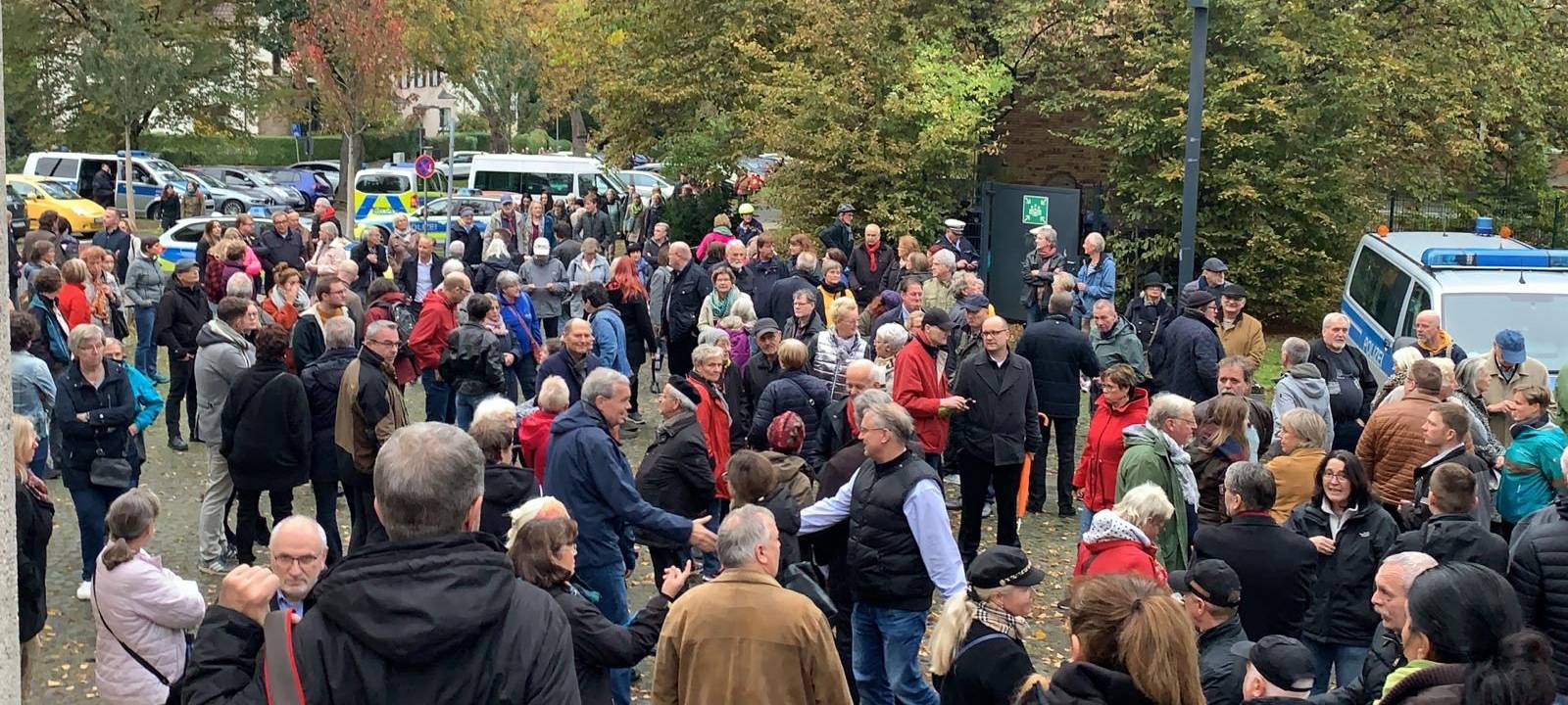 Menschenkette um Synagoge