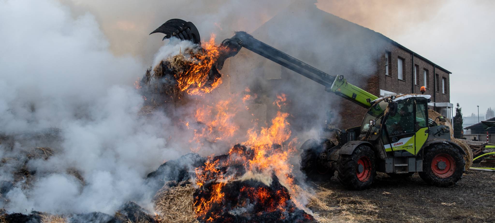Strohballen brennen in Stiepel. Quelle: Feuerwehr Bochum