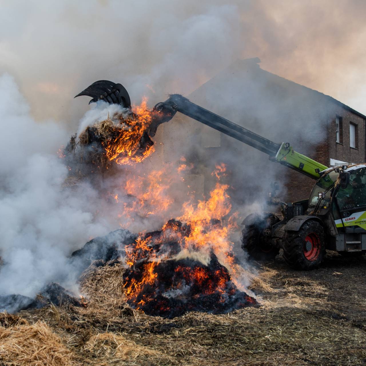Strohballen brennen in Stiepel. Quelle: Feuerwehr Bochum