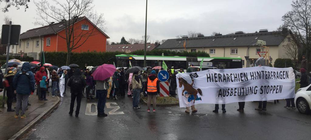 Anwohner protestieren gegen Reiterstaffel