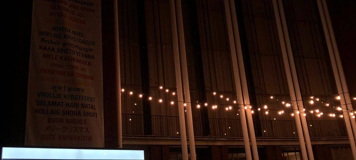 Ein Schild weist auf den Wasserschaden im Schauspielhaus hin