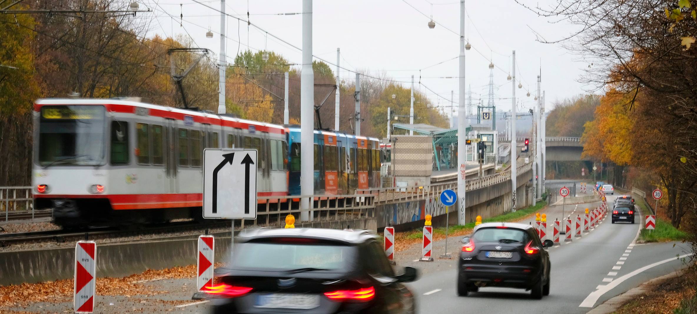 Unistraße zweispurig