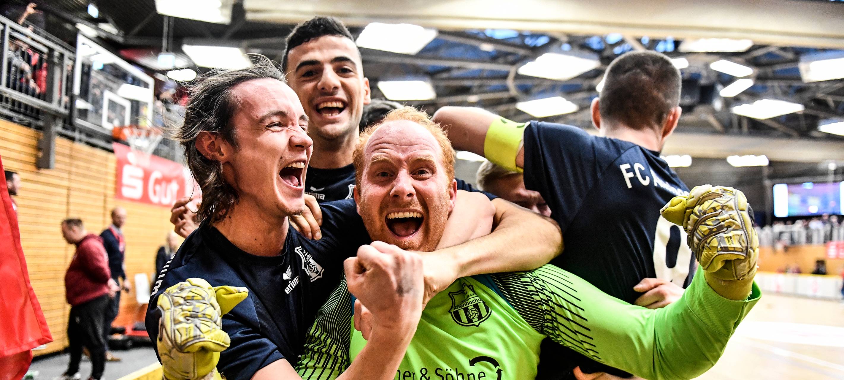 Tausende Zuschauer in der Rundsporthalle