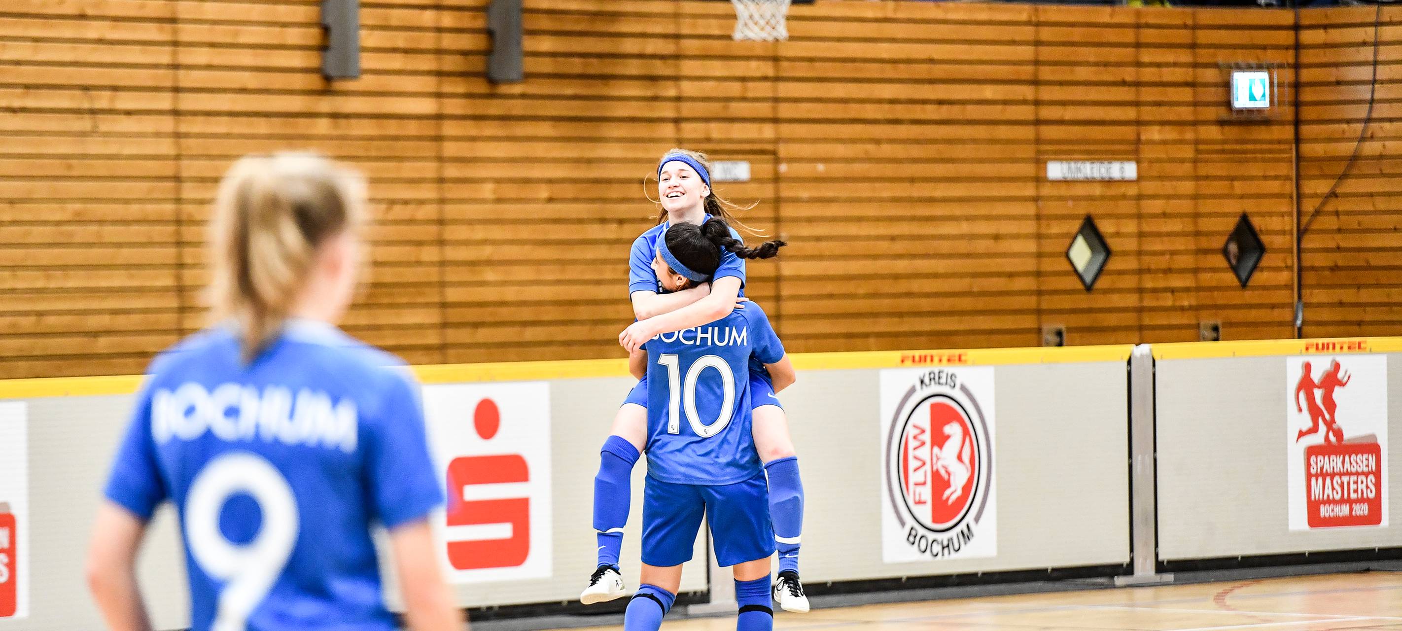 Lynn Olgemann und Gizem Kilic jubeln über ein VfL-Tor.