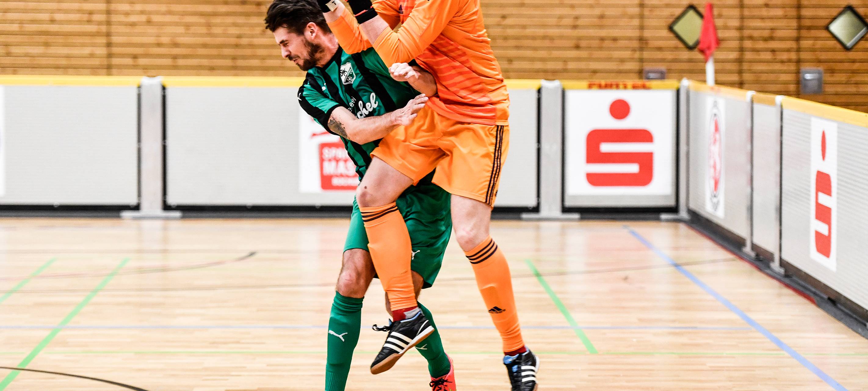 Finalszene: Die DJK Wattenscheid (grün) gewann 5:3 gegen Wiemelhausen.