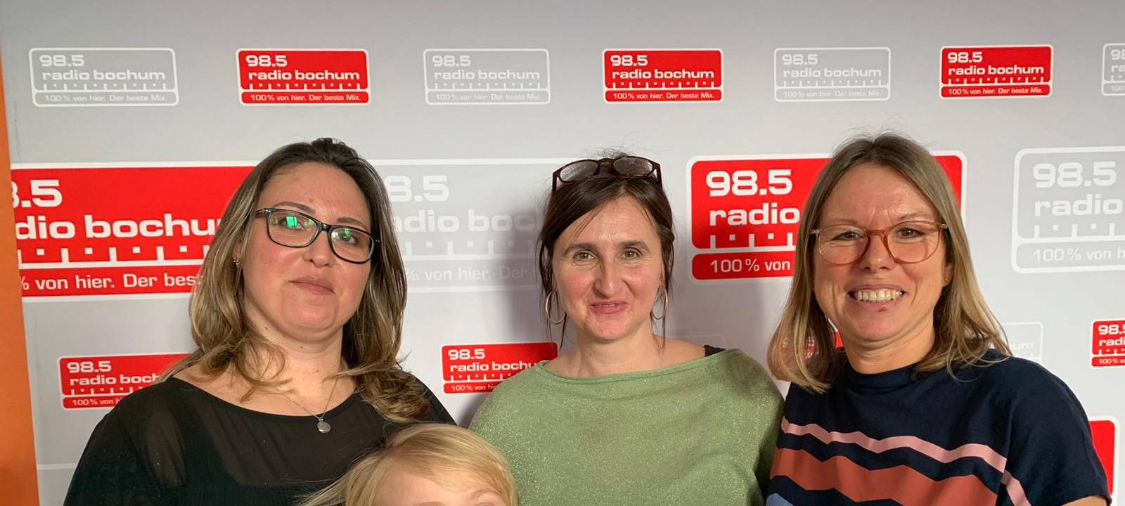 Melanie mit ihrem Sohn Luka und ihrer Patin Claudia beim Frühstück mit Nicole Dreisbach.