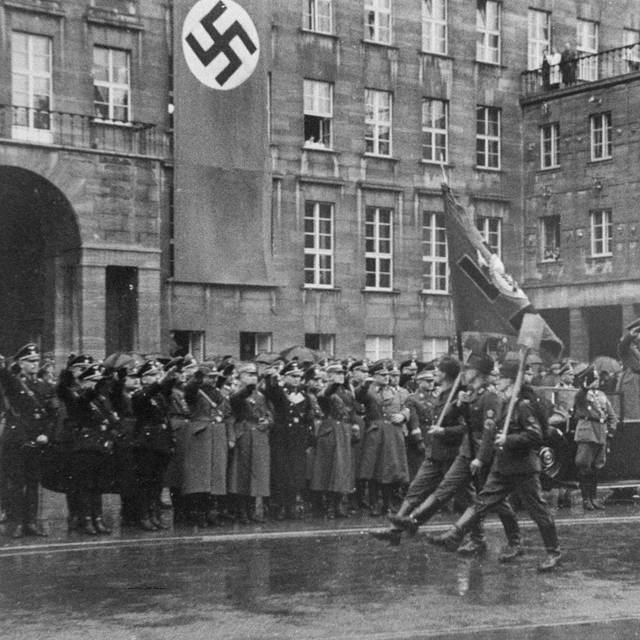 Aufmarsch am Bochumer Rathaus unter der Hakenkreuzfahne, Kreisparteitag, 7. Mai 1939