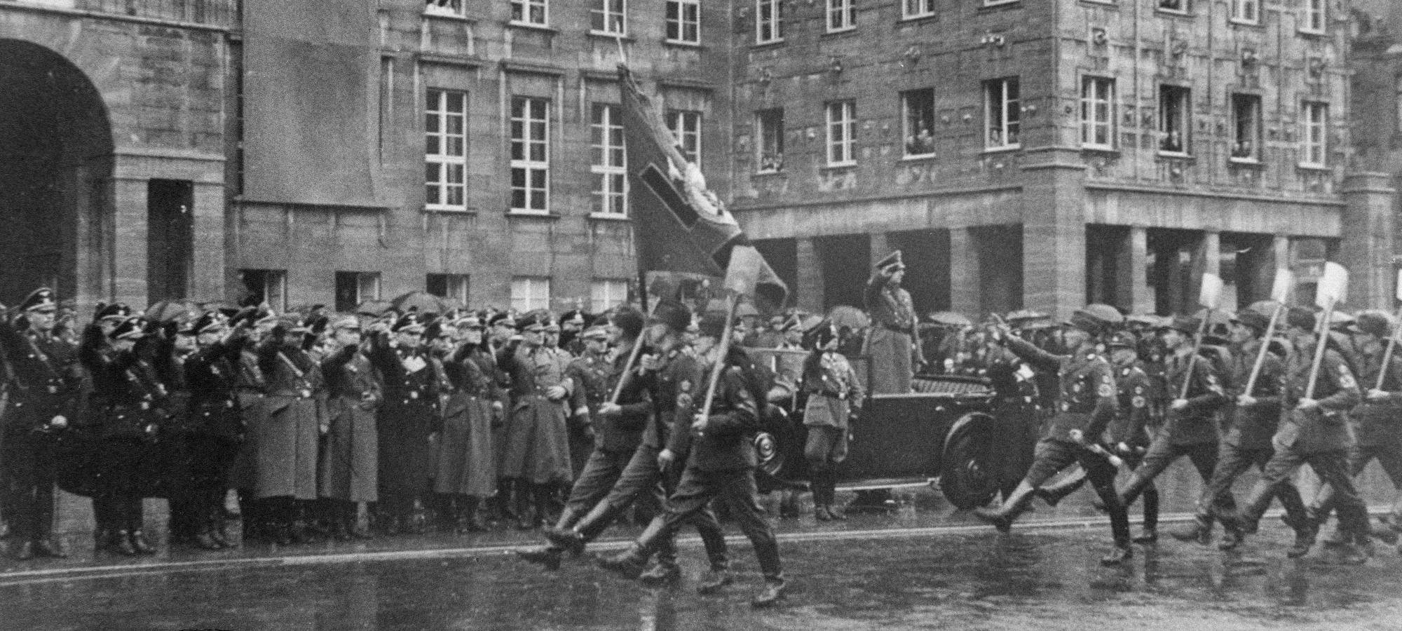 Aufmarsch am Bochumer Rathaus unter der Hakenkreuzfahne, Kreisparteitag, 7. Mai 1939