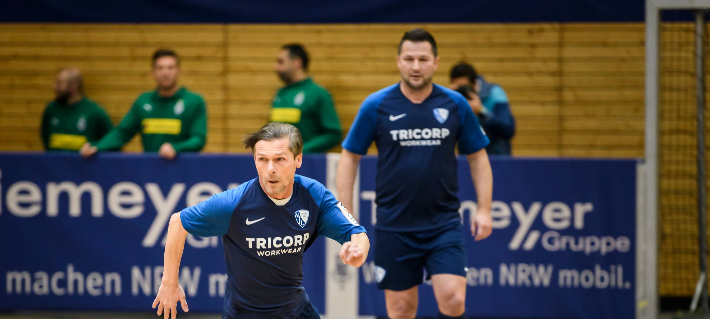 Beim Otto-Wüst-Pokal, einem Hallenfußball-Turnier für Traditionsmannschaften, treffen die Alten Herren des VfL Bochum, hier Dariusz Wosz, und die Stadtauswahl Bochum, in den weißen Trikots, aufeinander