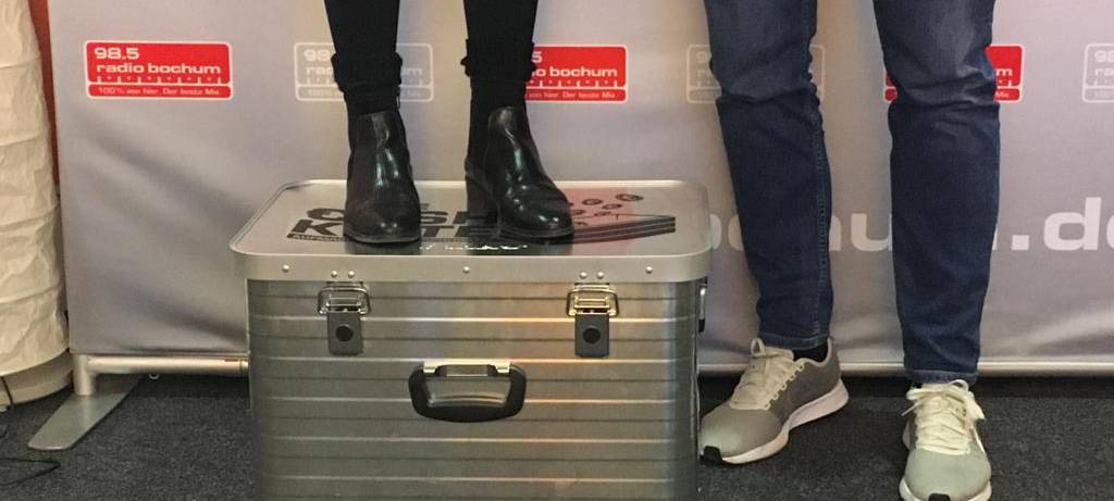 Der Grund, warum Anuschka auf dem Foto größer, als der VfL Torwart ist: Anuschka steht auf einer Kiste.