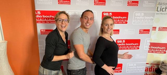 Drei Personen lächeln in die Kamera und machen Lokomotiven-Moves.