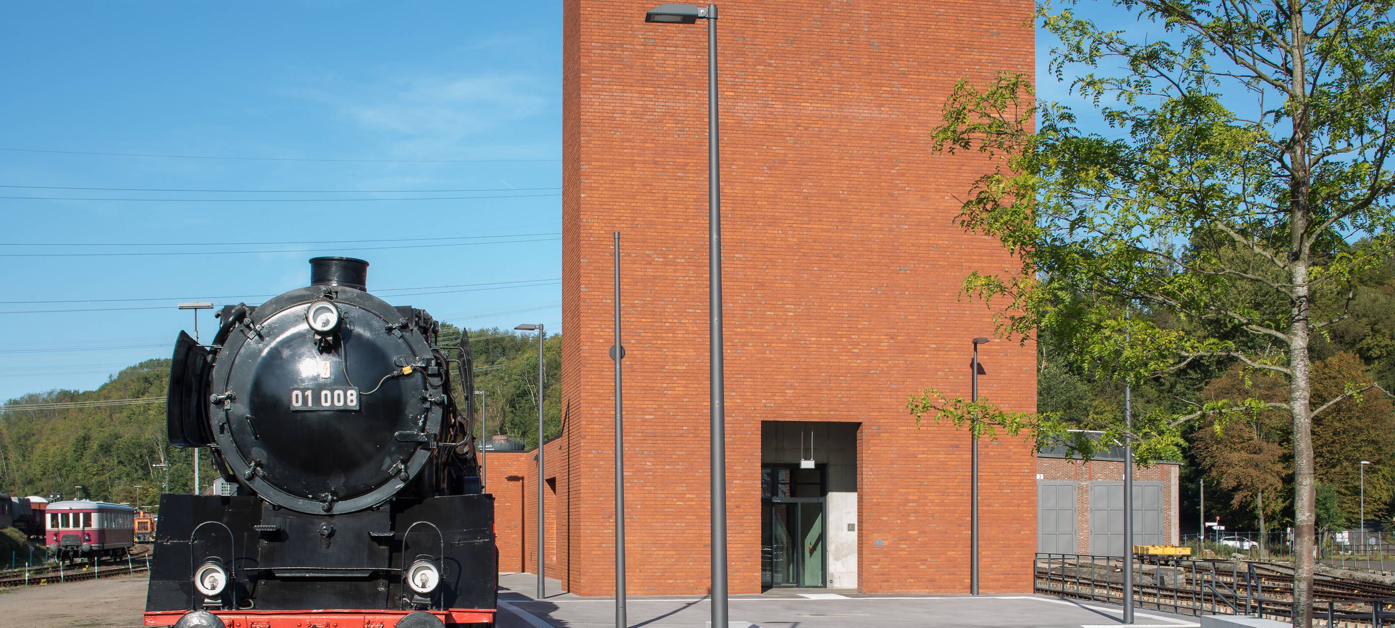 Am 29. Februar 2020 startet das Eisenbahnmuseum Bochum mit der Eröffnung seines neuen Empfangsgebäudes und der Vernissage „Nacht. Tag. Maschine. Mensch.“