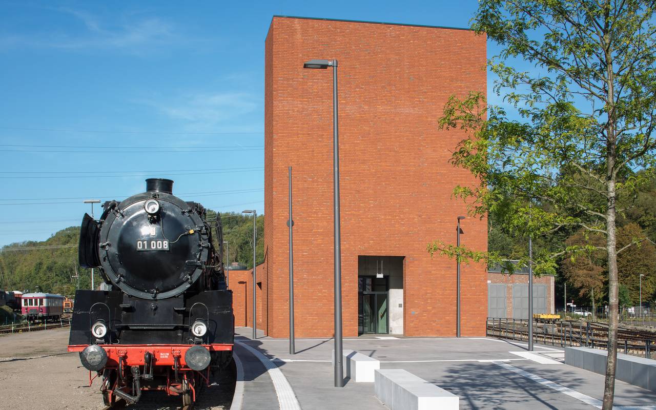 Am 29. Februar 2020 startet das Eisenbahnmuseum Bochum mit der Eröffnung seines neuen Empfangsgebäudes und der Vernissage „Nacht. Tag. Maschine. Mensch.“