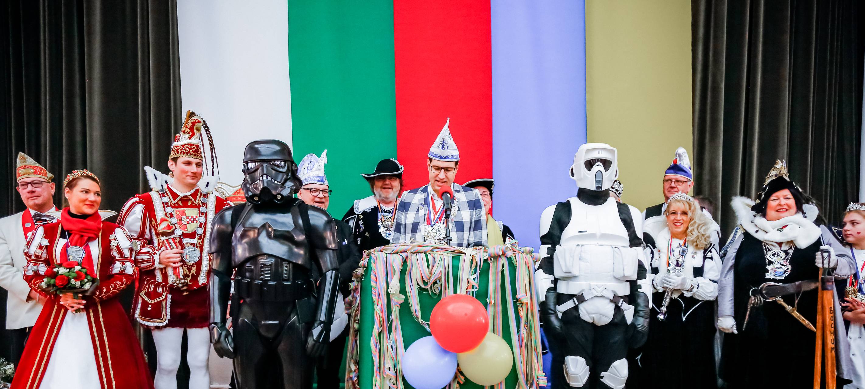 Rathaussturm der Stadt Bochum: Thomas Eiskirch in Begleitung von Stormtroopern bei Ansprache vor den Bürgern im großen Rathaussaal