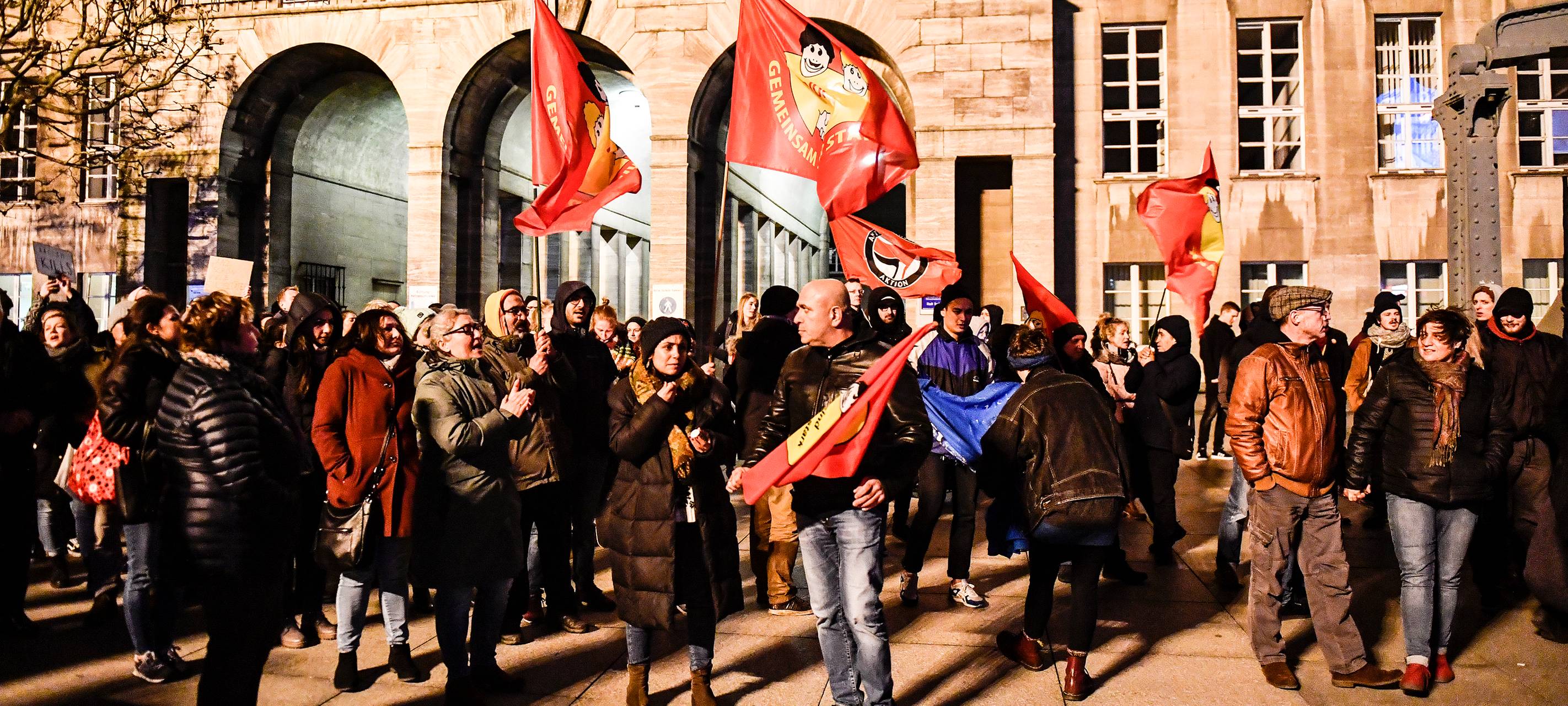 500 demonstrieren gegen Rechts
