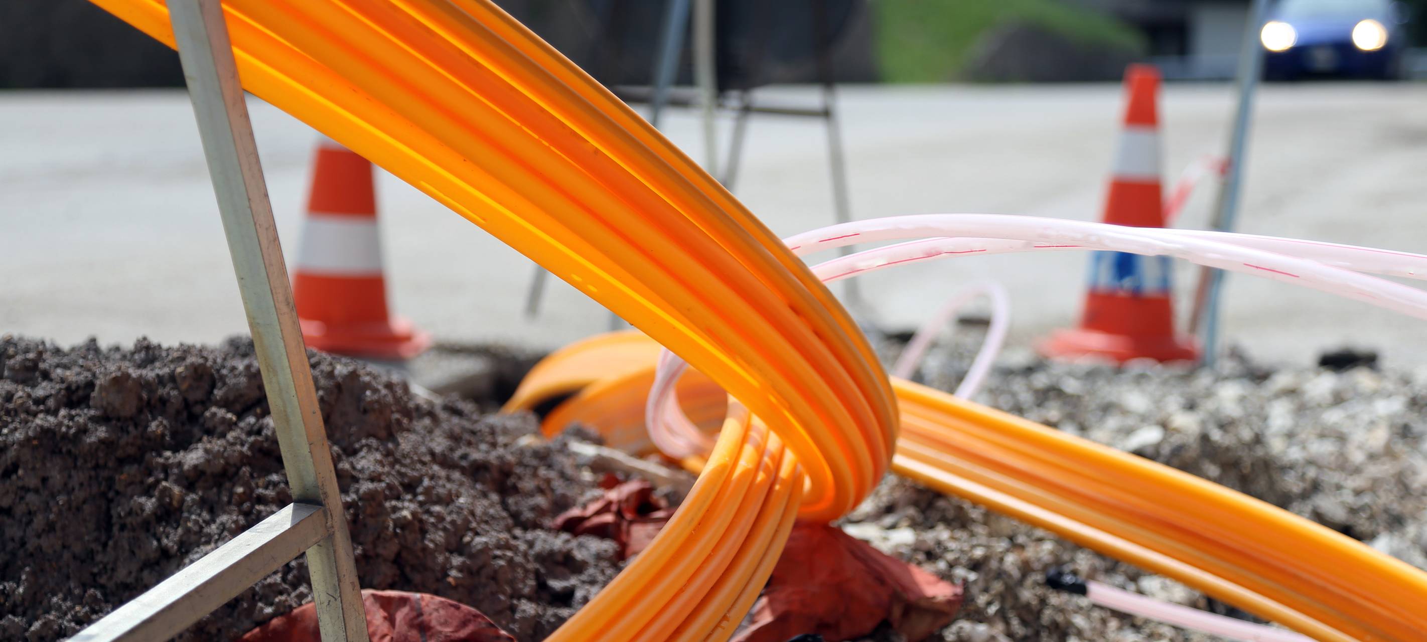 Neue Leitungen werden an einer Straße verlegt (Symbolbild).