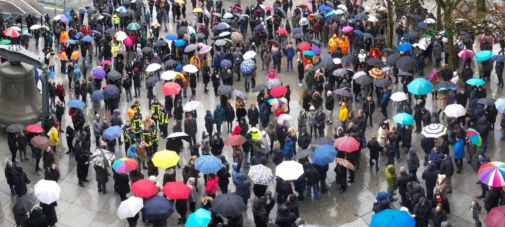 Zusammen gegen Rechts - viele Bochumer haben sich dem Rathaus versammelt und der Menschen gedacht, die in Hanau ermordet wurden.