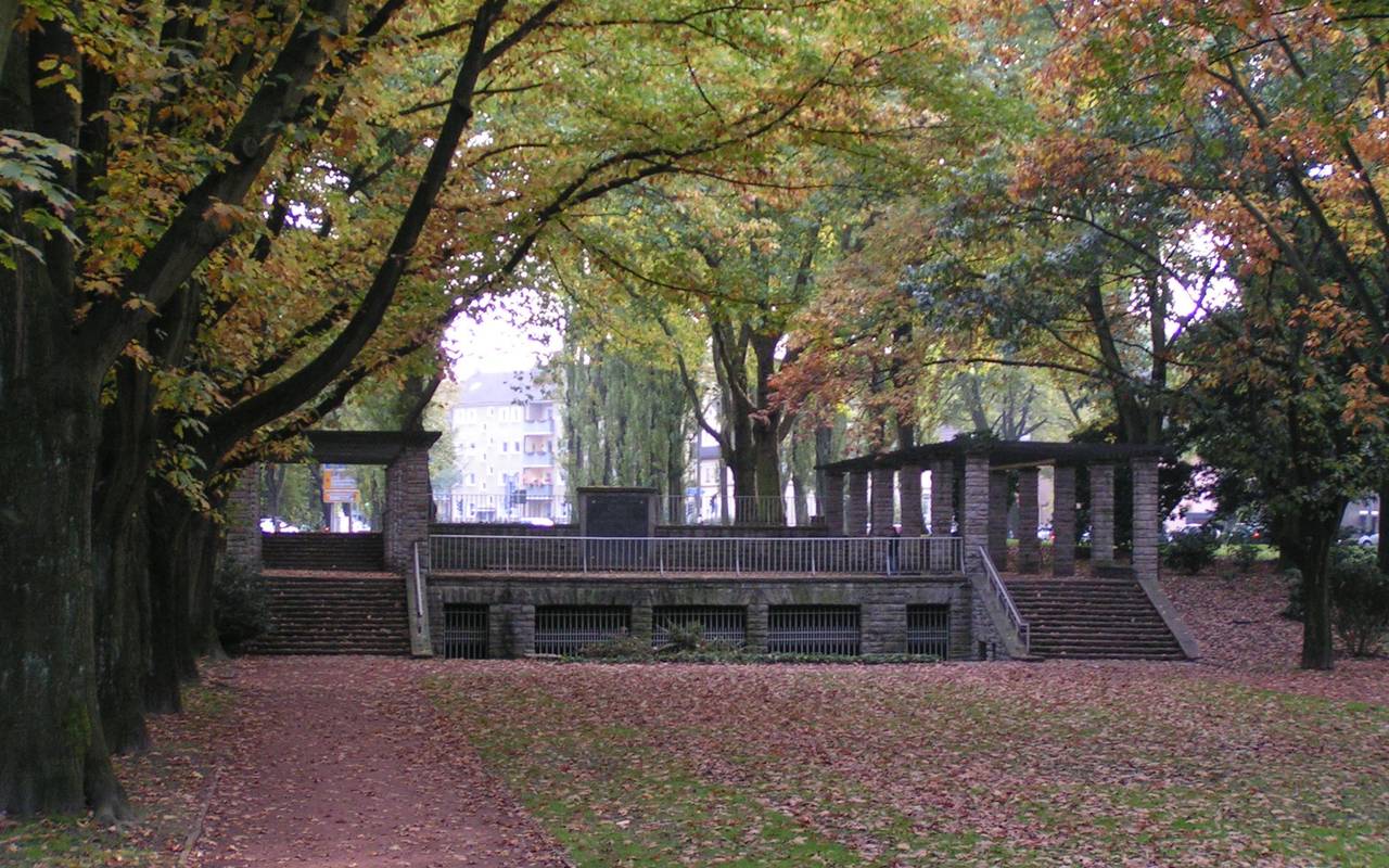 Wege, Wiesen und Bäume im Park am Ehrenmal in Wattenscheid